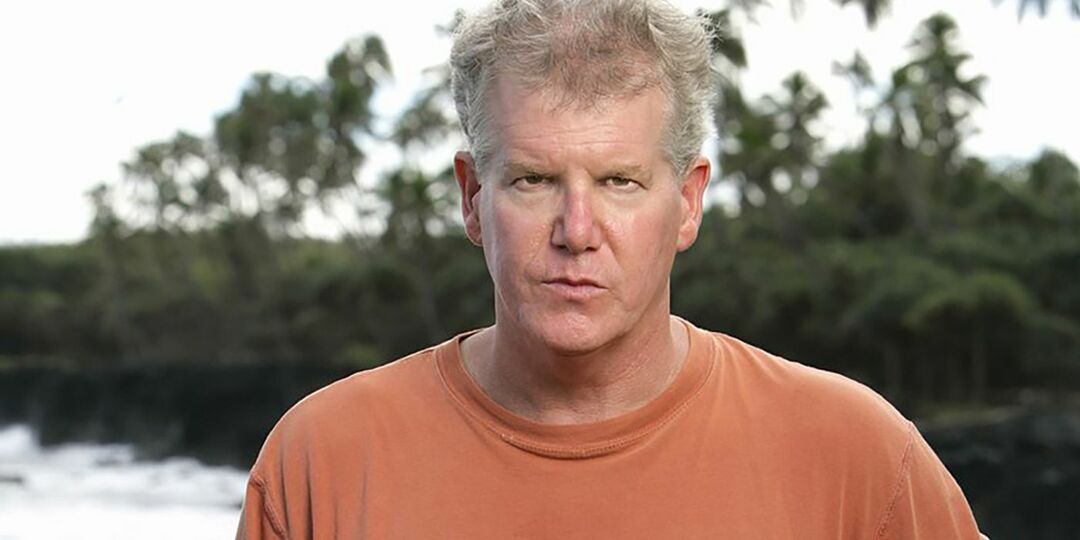 Randy Bailey de Survivor portant une chemise orange