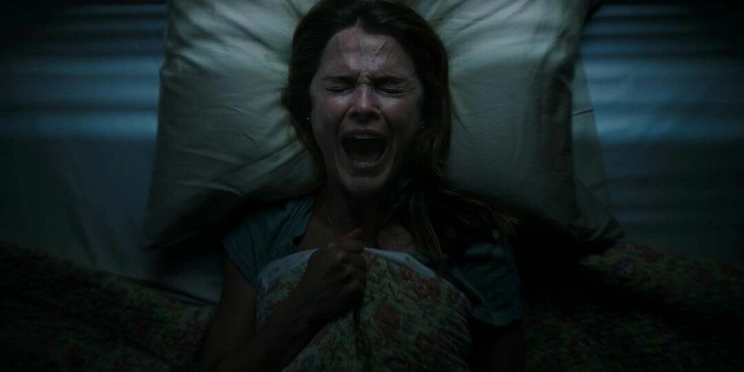 Ženska, ki kriči v postelji v Antlersu